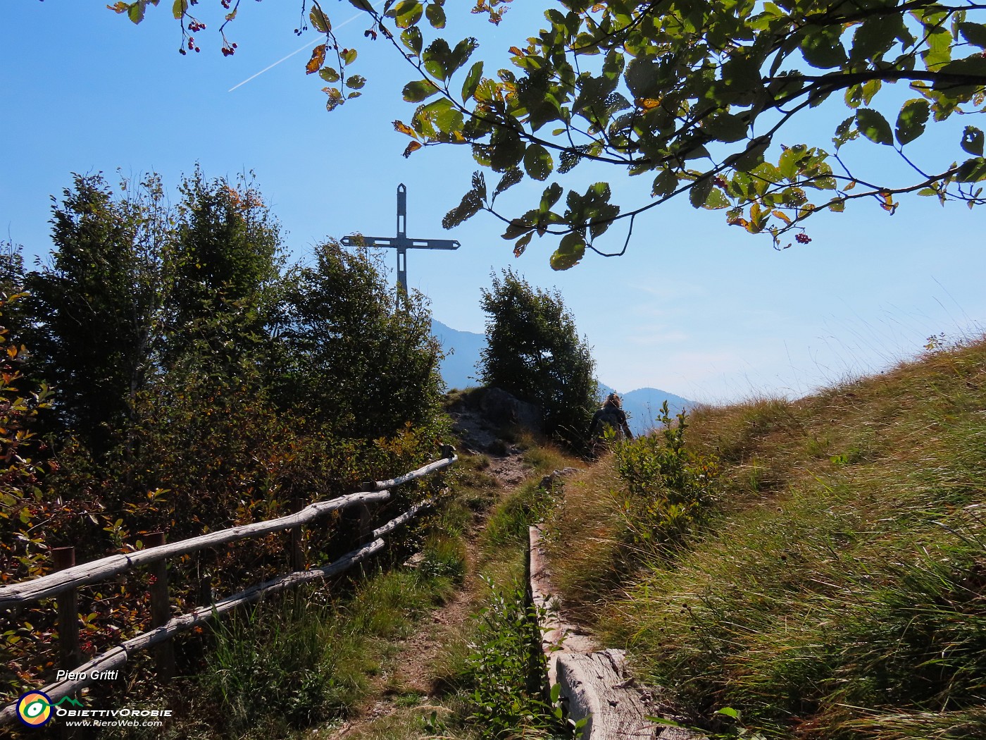 47 La croce vista da spazio sosta escursionisti.JPG